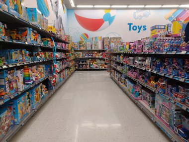 Toronto, On, Kanada - 4 Şubat 2024: Walmart süpermarketindeki oyuncaklarla raflara bakın