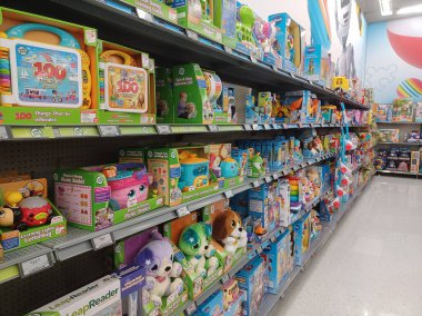 Toronto, On, Kanada - 4 Şubat 2024: Walmart süpermarketindeki oyuncaklarla raflara bakın