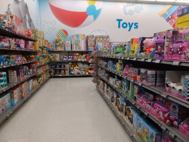 Toronto, On, Kanada - 4 Şubat 2024: Walmart süpermarketindeki oyuncaklarla raflara bakın