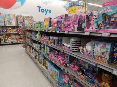 Toronto, On, Kanada - 4 Şubat 2024: Walmart süpermarketindeki oyuncaklarla raflara bakın