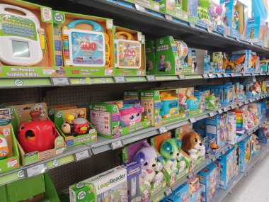 Toronto, On, Kanada - 4 Şubat 2024: Walmart süpermarketindeki oyuncaklarla raflara bakın