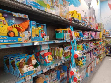 Toronto, On, Kanada - 4 Şubat 2024: Walmart süpermarketindeki oyuncaklarla raflara bakın