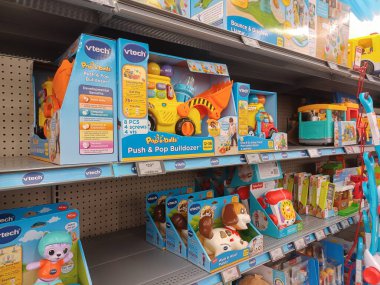 Toronto, On, Kanada - 4 Şubat 2024: Walmart süpermarketindeki oyuncaklarla raflara bakın