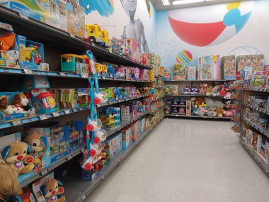 Toronto, On, Kanada - 4 Şubat 2024: Walmart süpermarketindeki oyuncaklarla raflara bakın