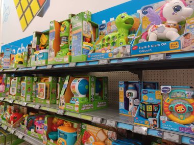 Toronto, On, Kanada - 4 Şubat 2024: Walmart süpermarketindeki oyuncaklarla raflara bakın