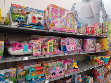 Toronto, On, Kanada - 4 Şubat 2024: Walmart süpermarketindeki oyuncaklarla raflara bakın