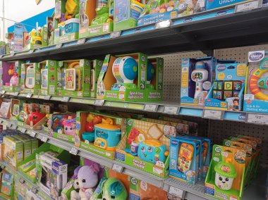 Toronto, On, Kanada - 4 Şubat 2024: Walmart süpermarketindeki oyuncaklarla raflara bakın