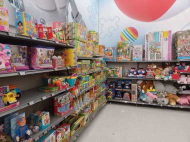 Toronto, On, Kanada - 4 Şubat 2024: Walmart süpermarketindeki oyuncaklarla raflara bakın