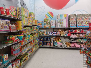 Toronto, On, Kanada - 4 Şubat 2024: Walmart süpermarketindeki oyuncaklarla raflara bakın