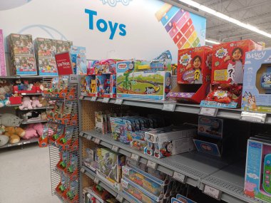 Toronto, On, Kanada - 4 Şubat 2024: Walmart süpermarketindeki oyuncaklarla raflara bakın