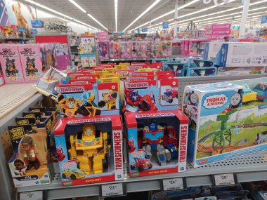 Toronto, On, Kanada - 4 Şubat 2024: Walmart süpermarketindeki oyuncaklarla raflara bakın