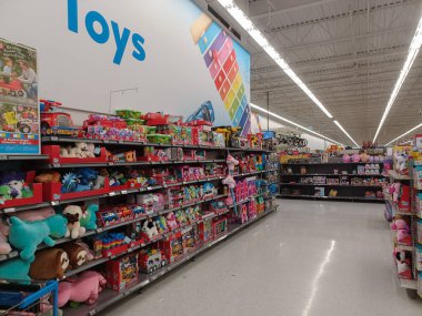 Toronto, On, Kanada - 4 Şubat 2024: Walmart süpermarketindeki oyuncaklarla raflara bakın