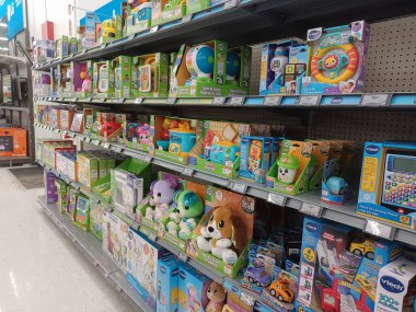 Toronto, On, Kanada - 4 Şubat 2024: Walmart süpermarketindeki oyuncaklarla raflara bakın
