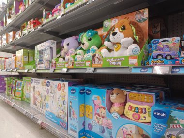 Toronto, On, Kanada - 4 Şubat 2024: Walmart süpermarketindeki oyuncaklarla raflara bakın