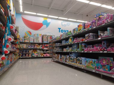 Toronto, On, Kanada - 4 Şubat 2024: Walmart süpermarketindeki oyuncaklarla raflara bakın