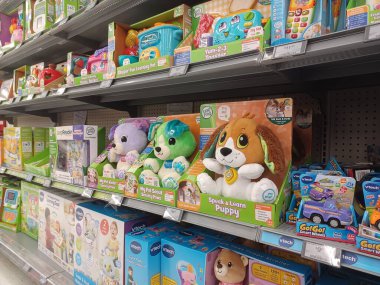 Toronto, On, Kanada - 4 Şubat 2024: Walmart süpermarketindeki oyuncaklarla raflara bakın