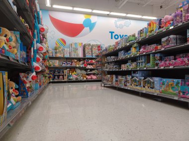 Toronto, On, Kanada - 4 Şubat 2024: Walmart süpermarketindeki oyuncaklarla raflara bakın