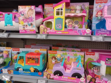 Toronto, On, Kanada - 4 Şubat 2024: Walmart süpermarketindeki oyuncaklarla raflara bakın