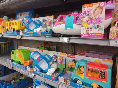 Toronto, On, Kanada - 4 Şubat 2024: Walmart süpermarketindeki oyuncaklarla raflara bakın