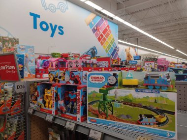 Toronto, On, Kanada - 4 Şubat 2024: Walmart süpermarketindeki oyuncaklarla raflara bakın