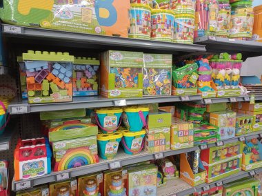 Toronto, On, Kanada - 4 Şubat 2024: Walmart süpermarketindeki oyuncaklarla raflara bakın