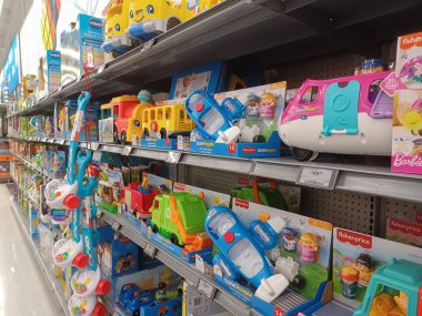Toronto, On, Kanada - 4 Şubat 2024: Walmart süpermarketindeki oyuncaklarla raflara bakın