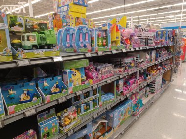 Toronto, On, Kanada - 4 Şubat 2024: Walmart süpermarketindeki oyuncaklarla raflara bakın