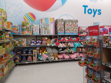 Toronto, On, Kanada - 4 Şubat 2024: Walmart süpermarketindeki oyuncaklarla raflara bakın