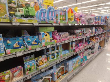 Toronto, On, Kanada - 4 Şubat 2024: Walmart süpermarketindeki oyuncaklarla raflara bakın