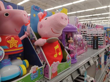 Toronto, On, Kanada - 4 Şubat 2024: Walmart süpermarketindeki oyuncaklarla raflara bakın