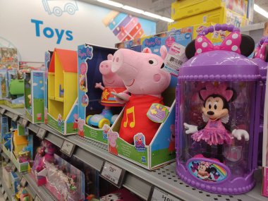 Toronto, On, Kanada - 4 Şubat 2024: Walmart süpermarketindeki oyuncaklarla raflara bakın