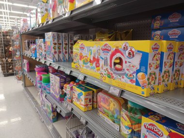 Toronto, On, Kanada - 4 Şubat 2024: Walmart süpermarketindeki oyuncaklarla raflara bakın