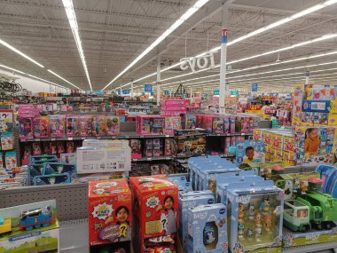 Toronto, On, Kanada - 4 Şubat 2024: Walmart süpermarketindeki oyuncaklarla raflara bakın