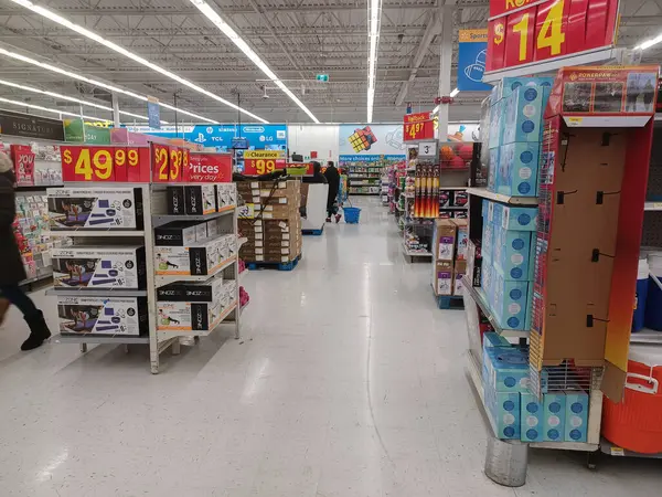 Toronto, On, Kanada - 4 Şubat 2024: Walmart süpermarketindeki oyuncaklarla raflara bakın