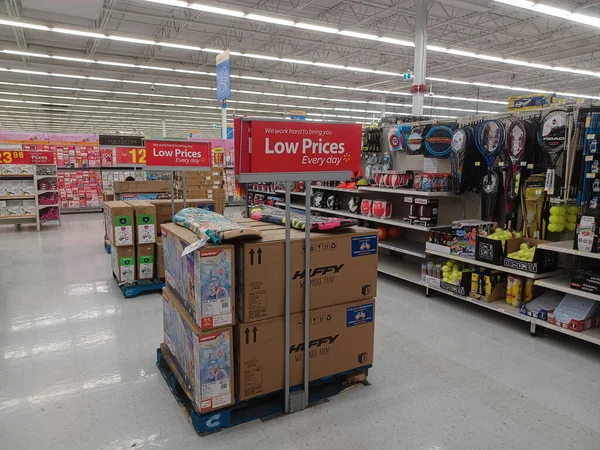 Toronto, On, Kanada - 4 Şubat 2024: Walmart süpermarketindeki oyuncaklarla raflara bakın