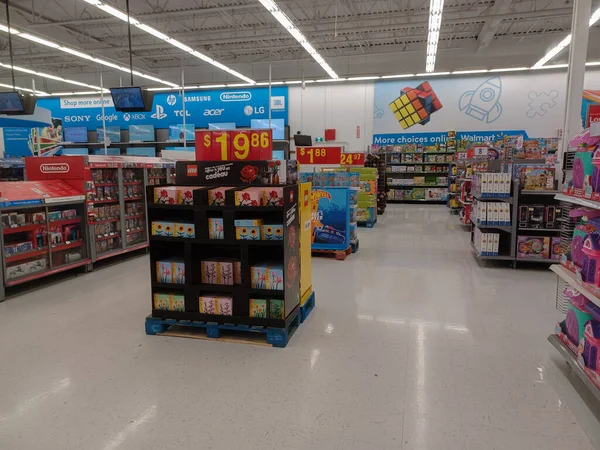 Toronto, On, Kanada - 4 Şubat 2024: Walmart süpermarketindeki oyuncaklarla raflara bakın