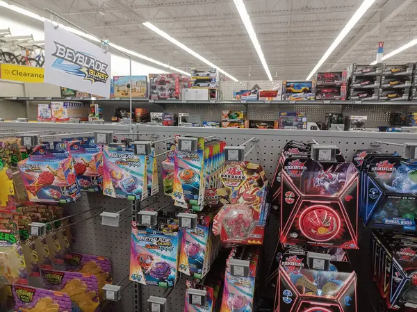 Toronto, On, Kanada - 4 Şubat 2024: Walmart süpermarketindeki oyuncaklarla raflara bakın