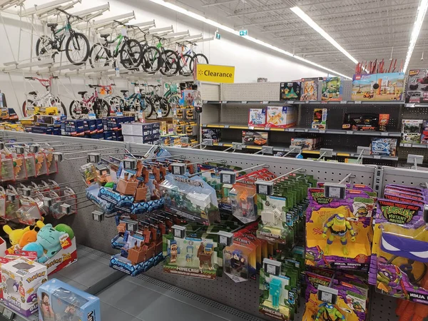 Toronto, On, Kanada - 4 Şubat 2024: Walmart süpermarketindeki oyuncaklarla raflara bakın