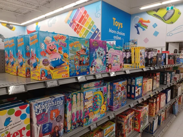 Toronto, On, Kanada - 4 Şubat 2024: Walmart süpermarketindeki oyuncaklarla raflara bakın