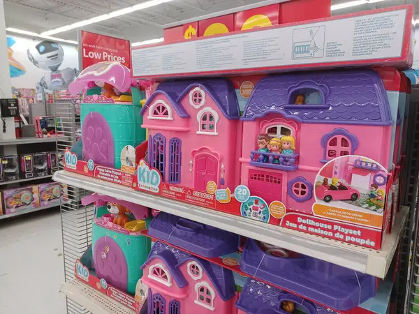 Toronto, On, Kanada - 4 Şubat 2024: Walmart süpermarketindeki oyuncaklarla raflara bakın