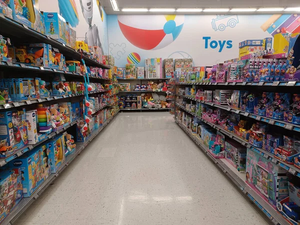 Toronto, On, Kanada - 4 Şubat 2024: Walmart süpermarketindeki oyuncaklarla raflara bakın