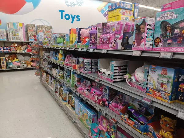 Toronto, On, Kanada - 4 Şubat 2024: Walmart süpermarketindeki oyuncaklarla raflara bakın