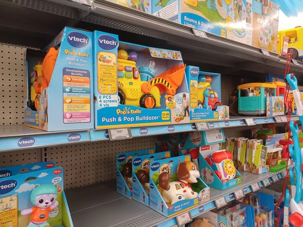 Toronto, On, Kanada - 4 Şubat 2024: Walmart süpermarketindeki oyuncaklarla raflara bakın
