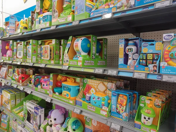 Toronto, On, Kanada - 4 Şubat 2024: Walmart süpermarketindeki oyuncaklarla raflara bakın