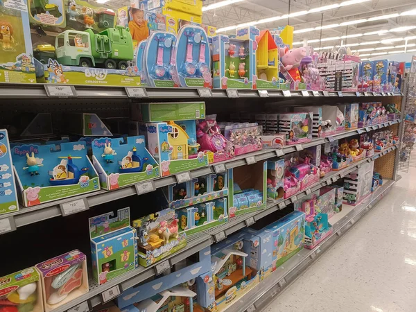 Toronto, On, Kanada - 4 Şubat 2024: Walmart süpermarketindeki oyuncaklarla raflara bakın