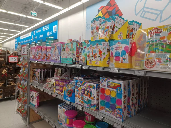 Toronto, On, Kanada - 4 Şubat 2024: Walmart süpermarketindeki oyuncaklarla raflara bakın