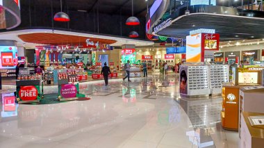 Cancun, Quintana Roo, Meksika - 20 Kasım 2023: Uluslararası Havalimanı Terminal 4 'teki Cancun gümrüksüz mağazasında
