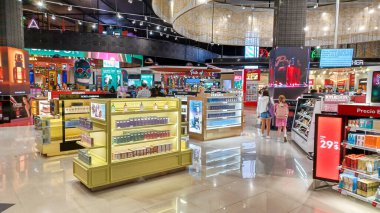Cancun, Quintana Roo, Meksika - 20 Kasım 2023: Uluslararası Havalimanı Terminal 4 'teki Cancun gümrüksüz mağazasında