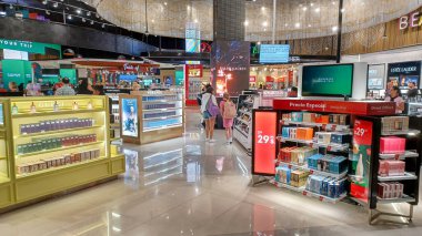 Cancun, Quintana Roo, Meksika - 20 Kasım 2023: Uluslararası Havalimanı Terminal 4 'teki Cancun gümrüksüz mağazasında