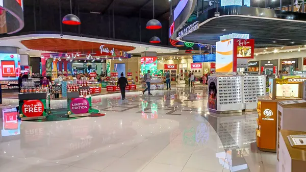 Cancun, Quintana Roo, Meksika - 20 Kasım 2023: Uluslararası Havalimanı Terminal 4 'teki Cancun gümrüksüz mağazasında